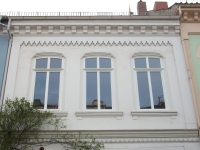 Fenster mit festverglastem Oberlicht mit Segmentbogen, Zierkämpfer und glasteilenden Sprossen