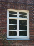 2- flügeliges Fenster mit Zierkämpfer auf glasteilender Sprosse. Optisch wie ein Fenster mit Oberlicht