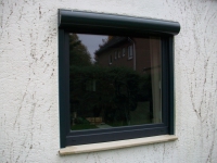 Fenster im Farbton anthrazitgrau, mit Außenrollladen