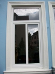 1-flügeliges Fenster mit glasteilender Sprosse und festverglastem Oberlicht