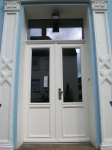 2- flügelige Haustür mit wärmegedämmten Füllungen, festverglastem Oberlicht und Zierkämpfer