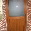 Nutzraumtür / Nebeneingangstür im Farbton Golden Oak, mit wärmegedämmter Türfüllung und satiniertem Glas